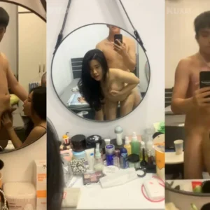 Vừa địt trước gương vừa móc lồn làm em sướng tóe nước